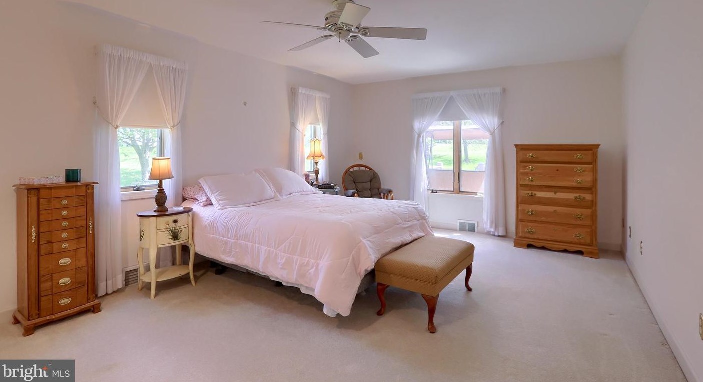 1207 Pheasant Dr, Carlisle PA 17013-1228 exterior