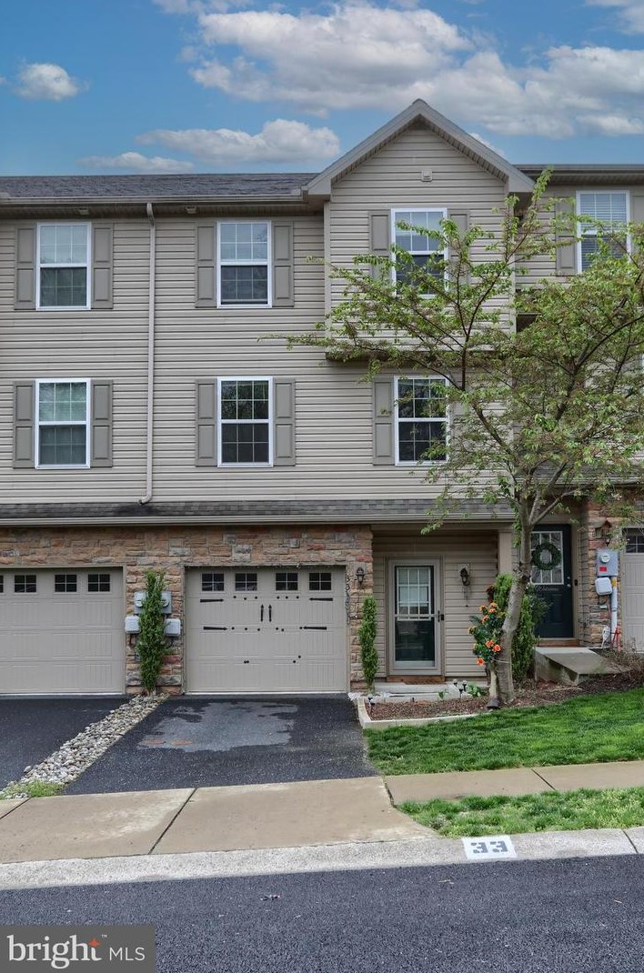 33 Crooked Dr, West Enola, PA 17025-1522
