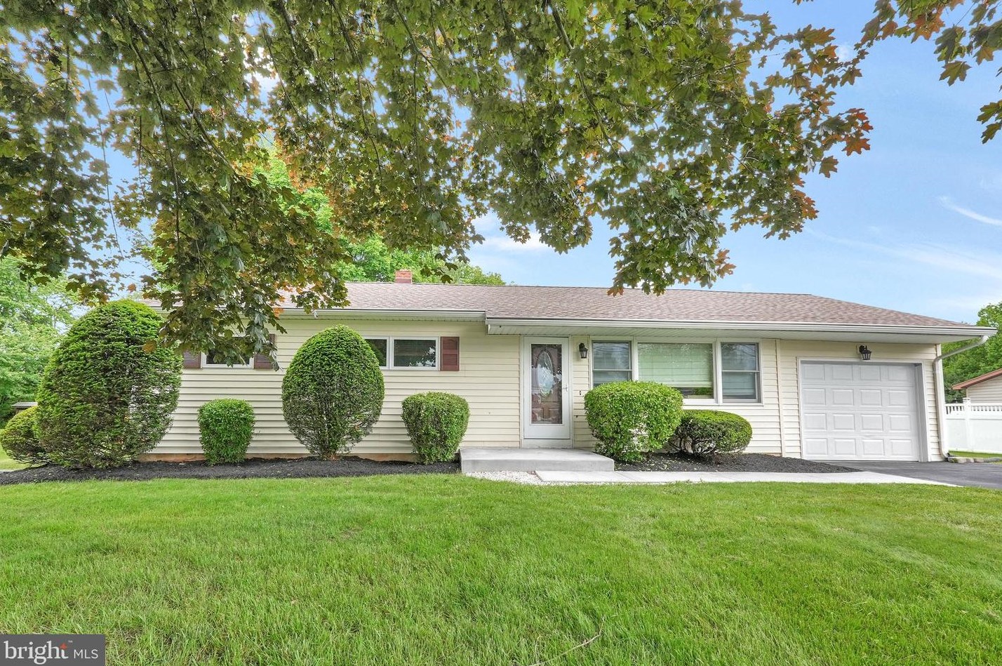 16 Longview Dr, Navy Sup Dpt, PA 17050-2721