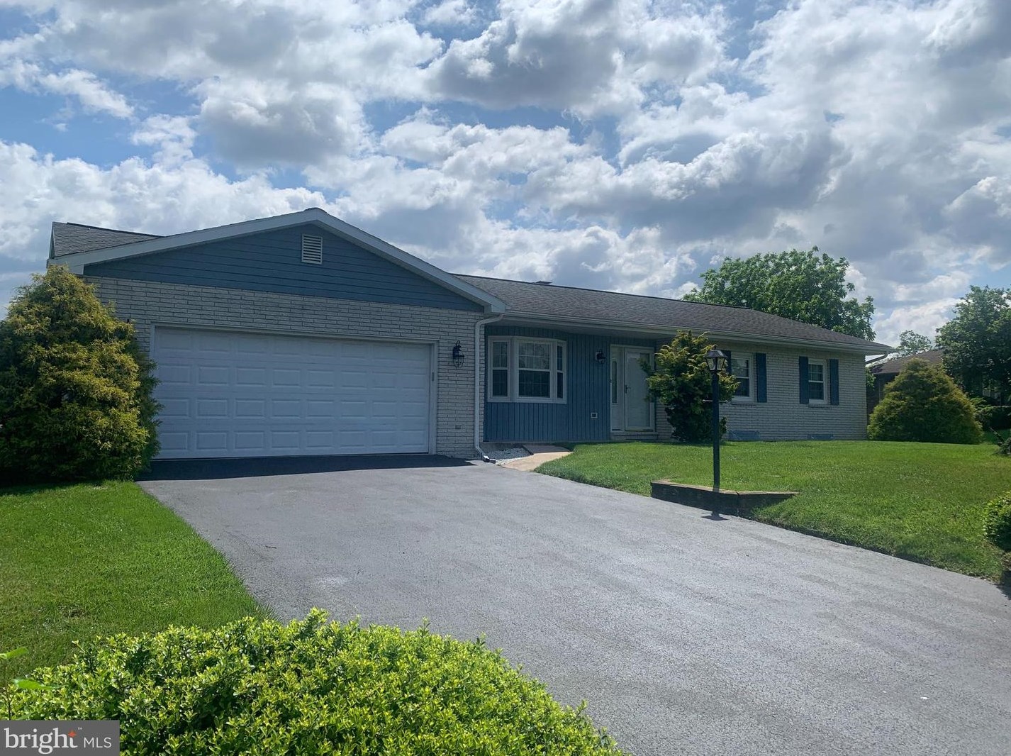 211 Lamplite Dr, Carlisle, PA 17013-2138