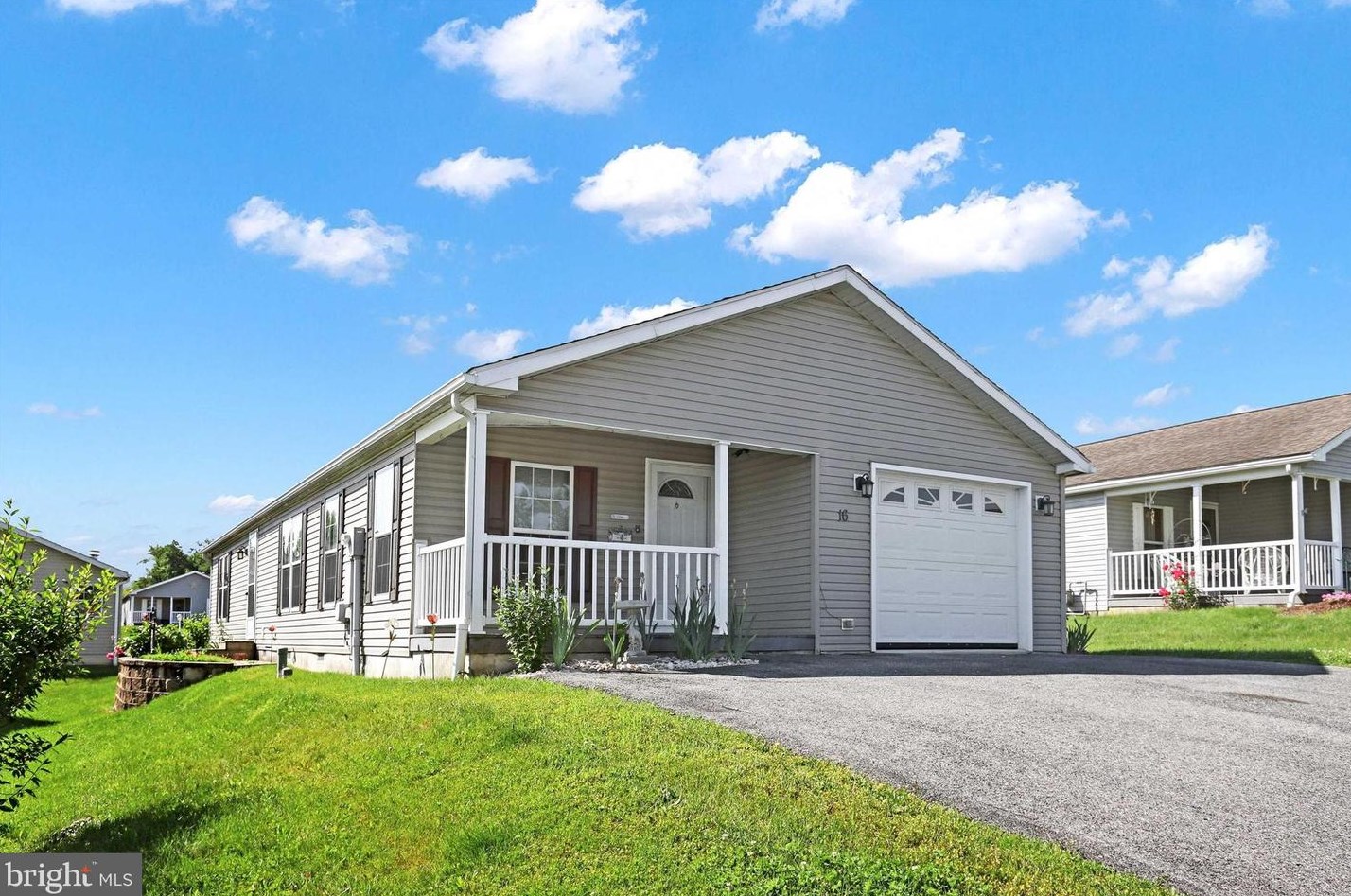 16 Michael Ct, Lees Cross Roads, PA 17257