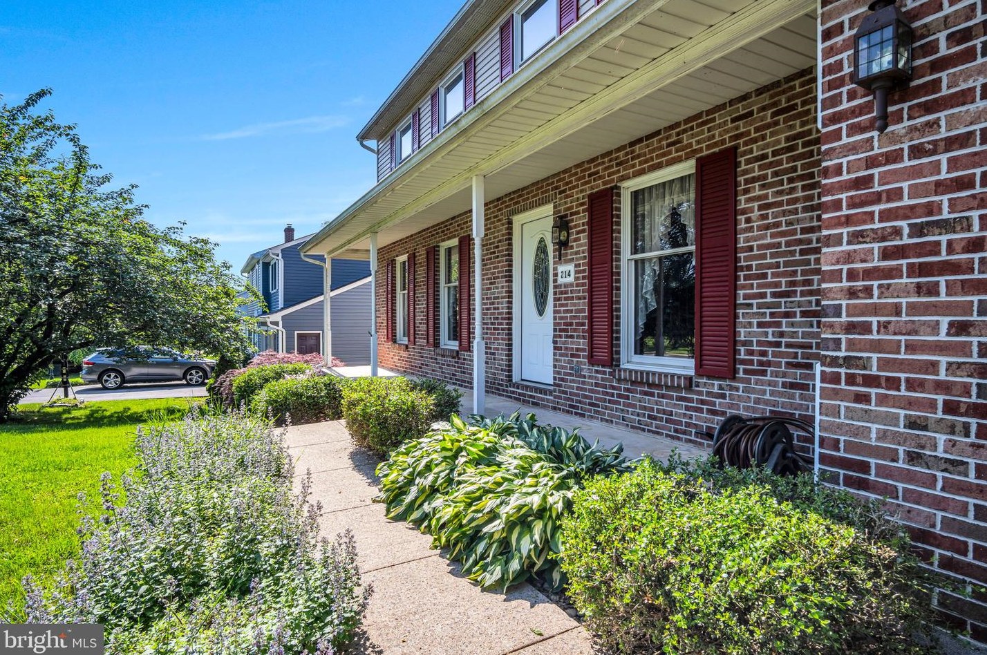 214 Acre Dr, Carlisle, PA 17013-4201