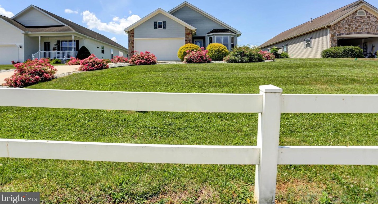 49 Lantern Ln, Lees Cross Roads, PA 17257-8769