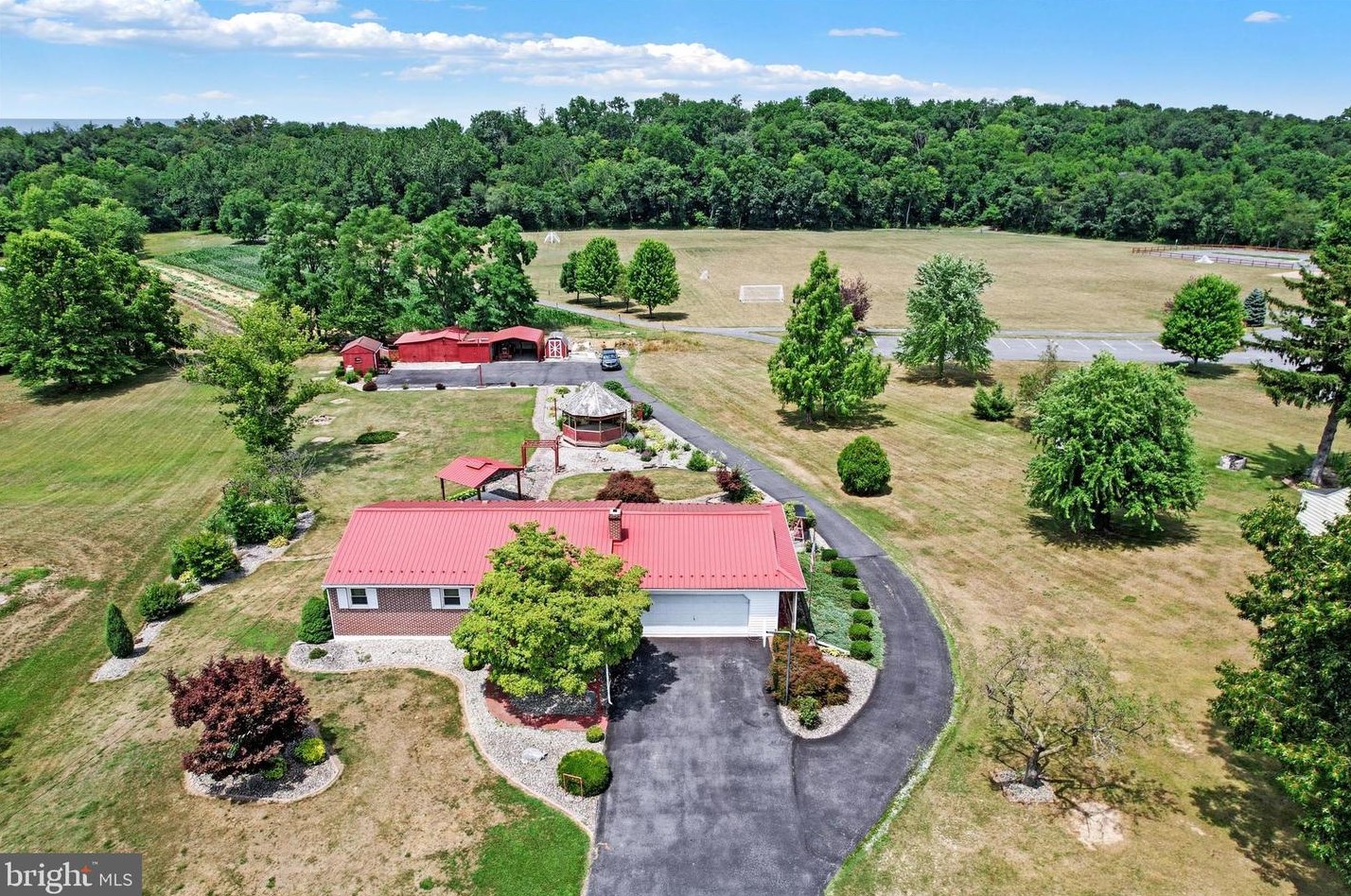 128 Airport Rd, Lees Cross Roads, PA 17257