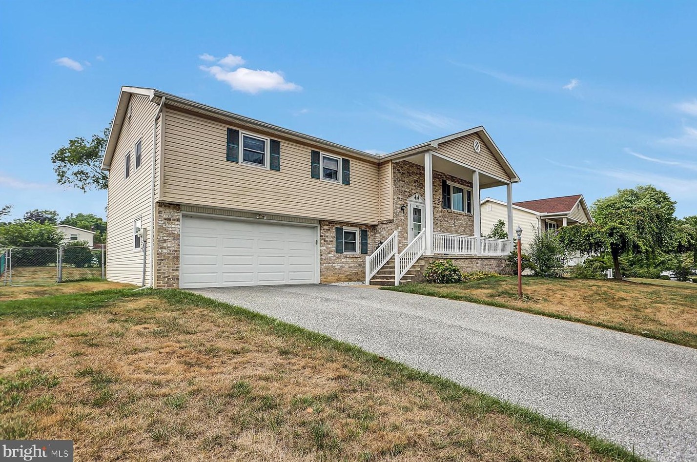 2138 Douglas Dr, Carlisle, PA 17013-1023