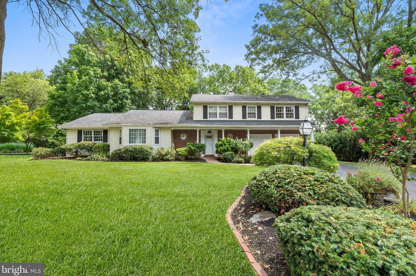 619 Sherwood Dr, Carlisle, PA 17013-3533