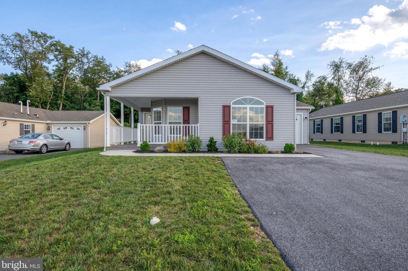 11 Laurie Dr, Lees Cross Roads, PA 17257