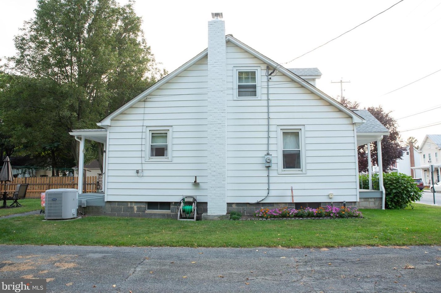 28 E Pine St, Mount Holly Springs, PA 17065