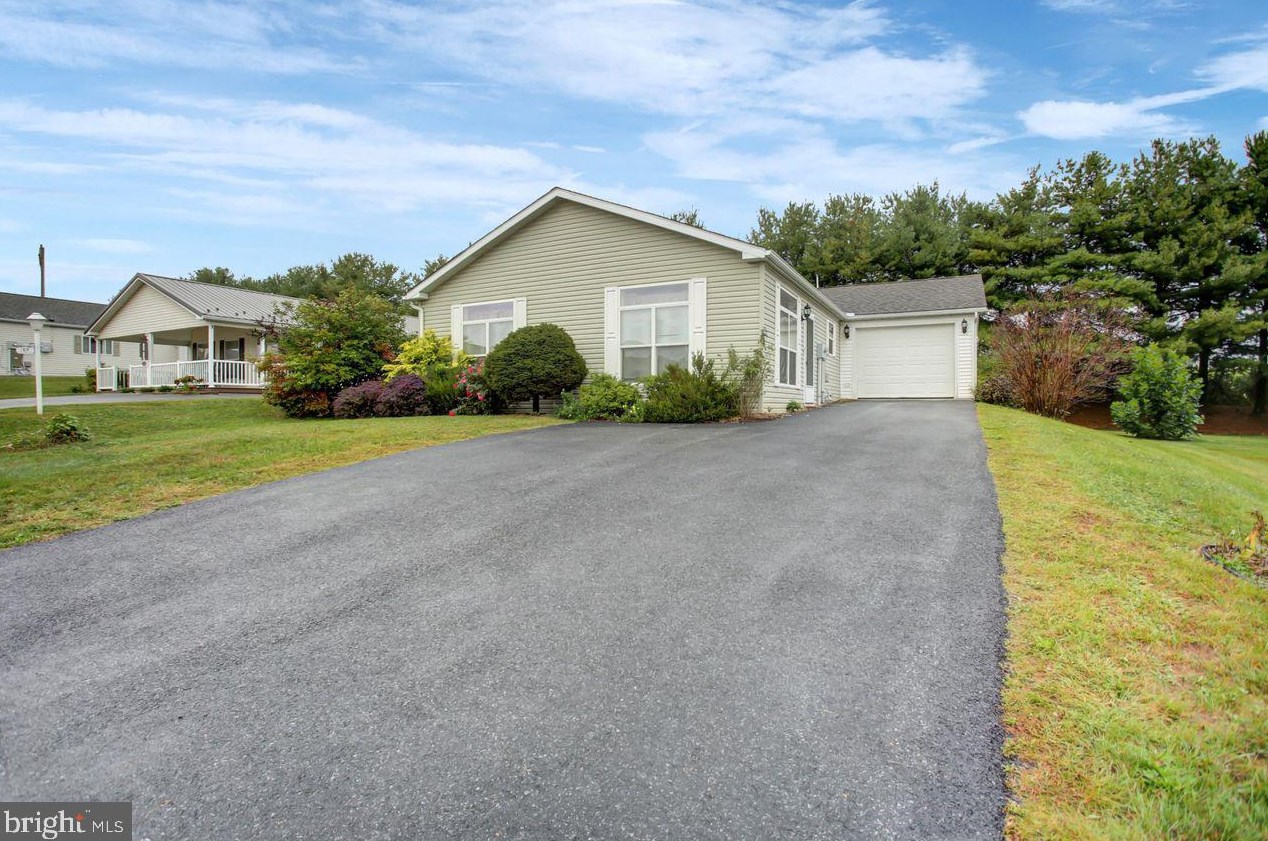 13 Michael Ct, Lees Cross Roads, PA 17257