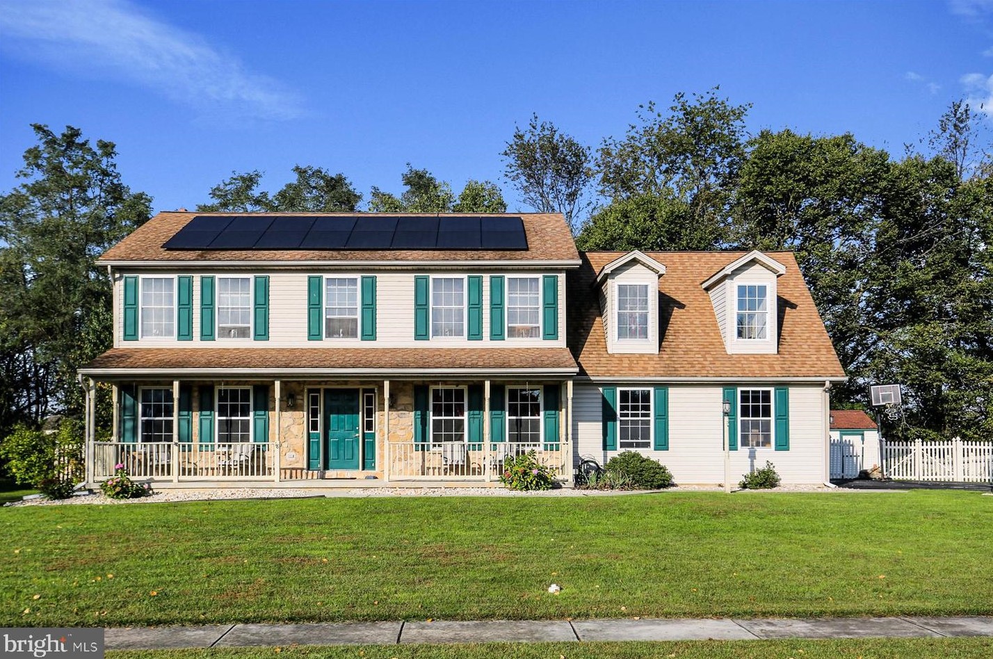 18 Arlington Dr, Carlisle, PA 17015-3192