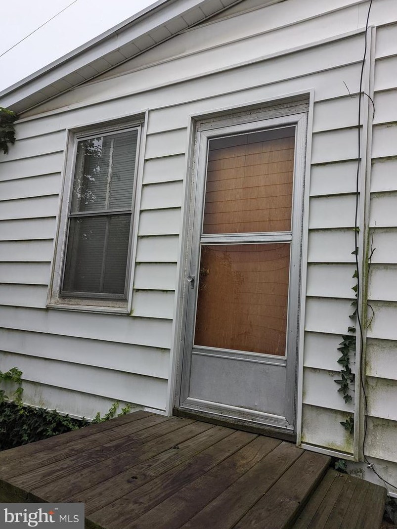 237 W White St, Summit Hill, PA 18250