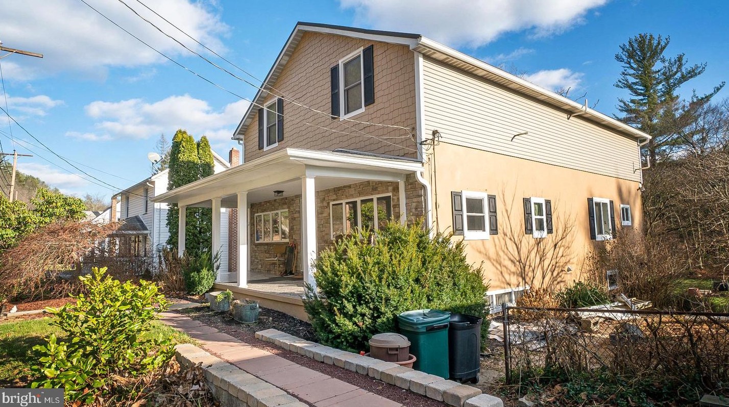 701 Fireline Rd, Palmerton, PA 18071