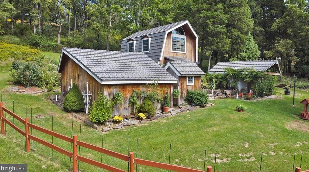 2695 Hemlock Dr, Palmerton, PA 18071
