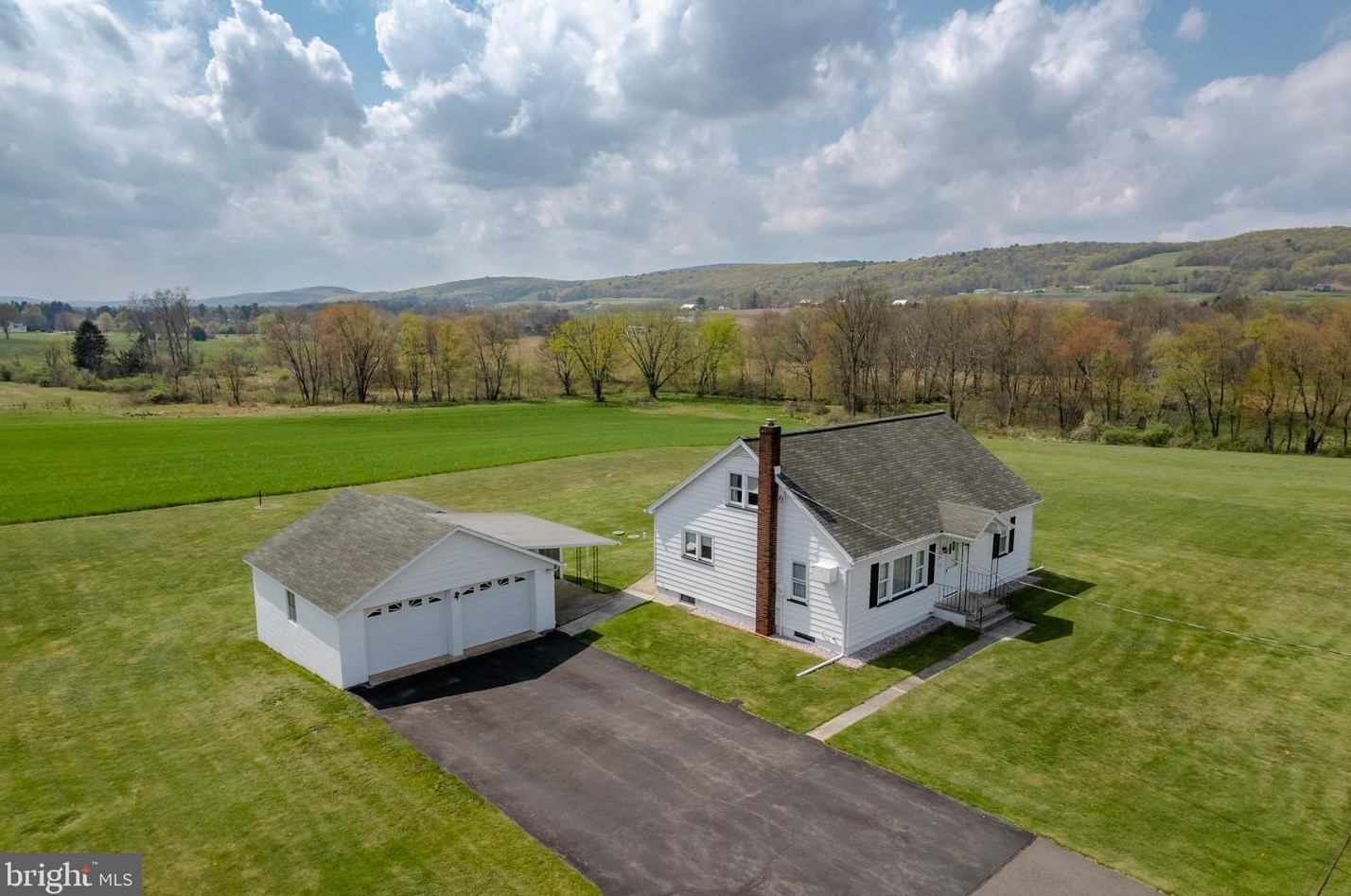 576 Springhouse Rd, Weissport, PA 18235