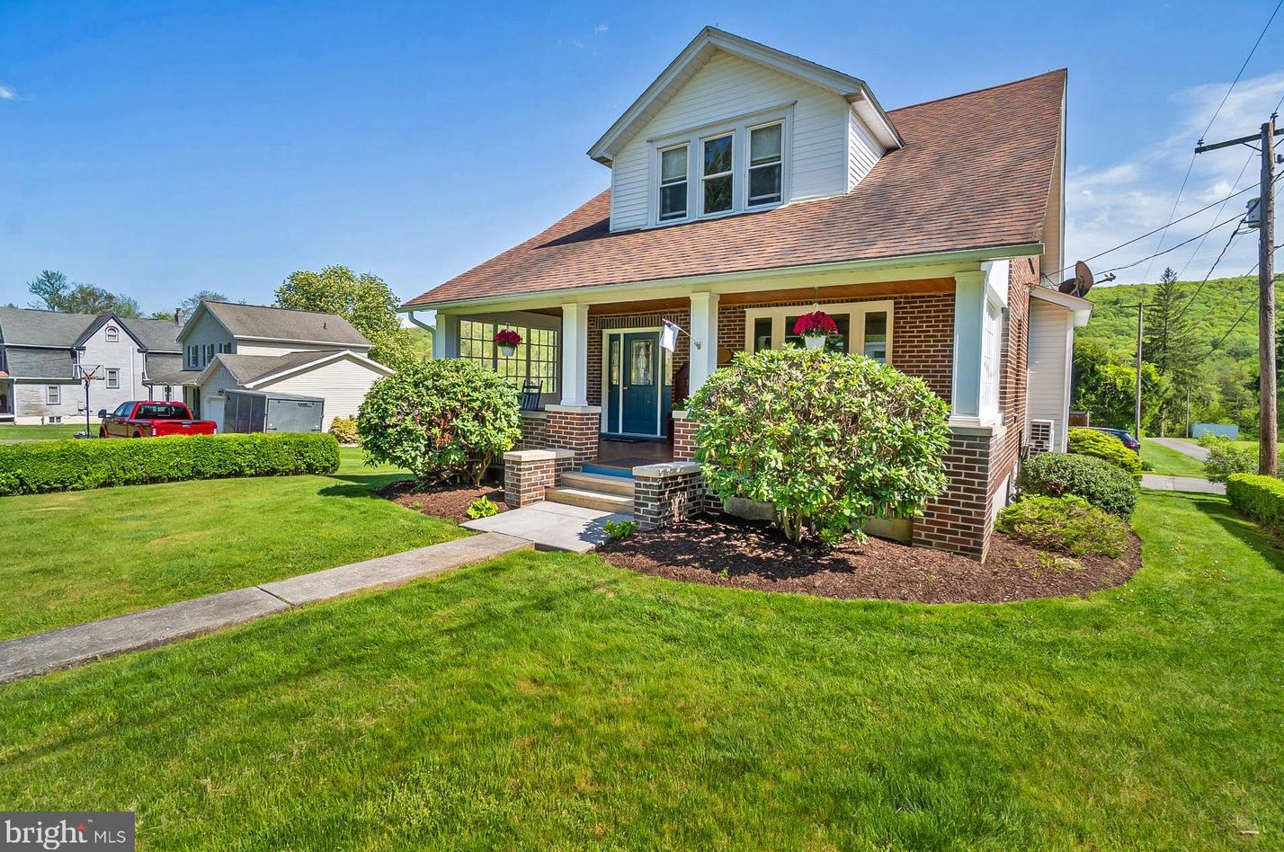 307 W White Bear Dr, Summit Hill, PA 18250