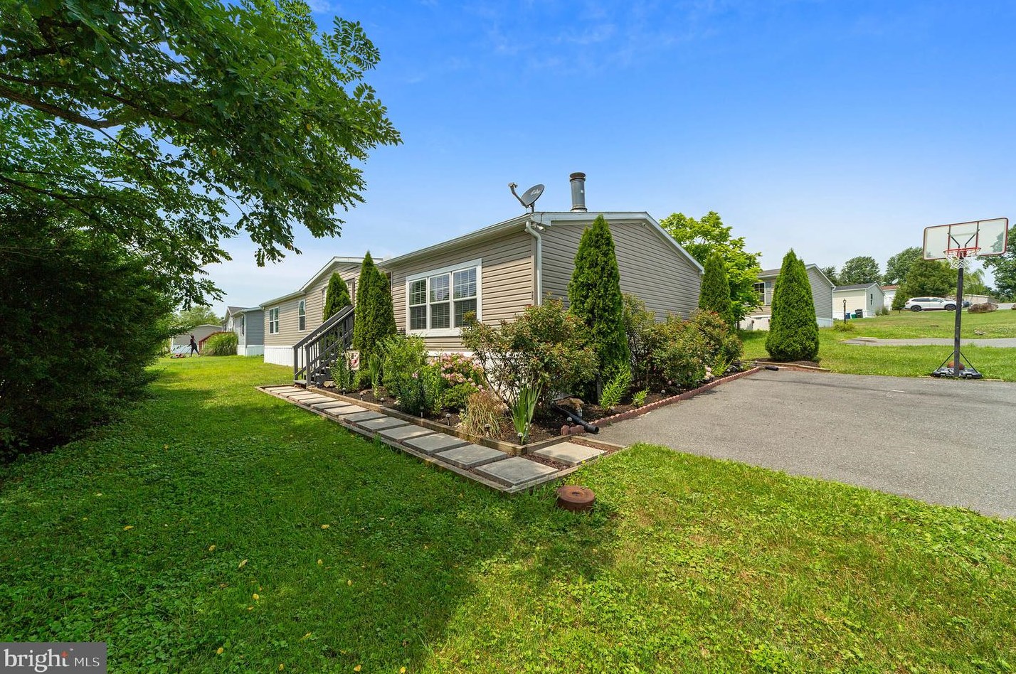64 Black Bear Ct, Honey Brook, PA 19344-8618