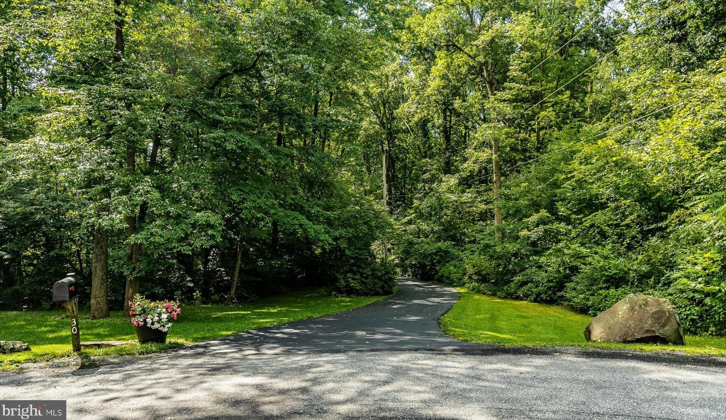 30 Grays Ln, Marsh, PA 19520