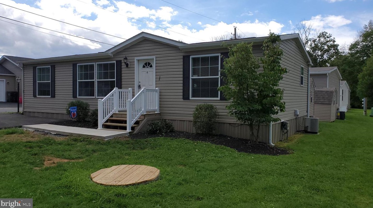 1 David Ln, Honey Brook, PA 19344-1758