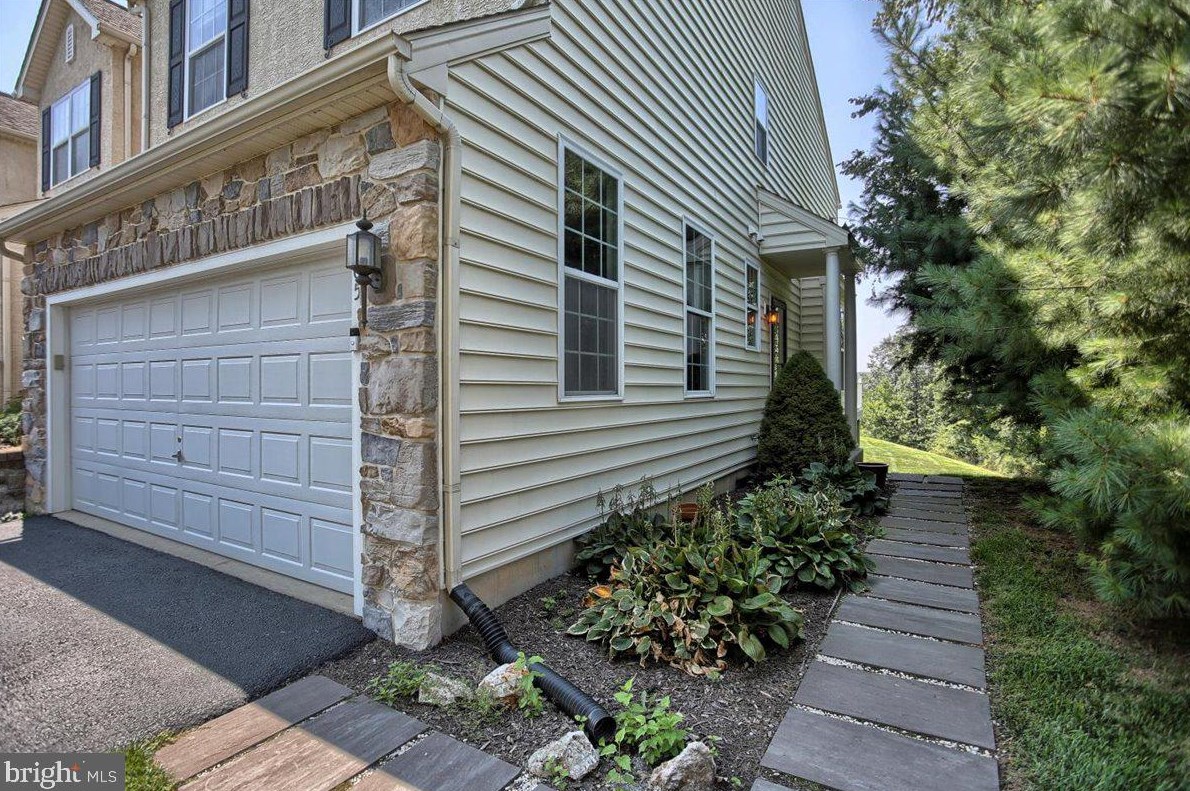 65 Lukens Mill Dr, Romansville, PA 19320-3965