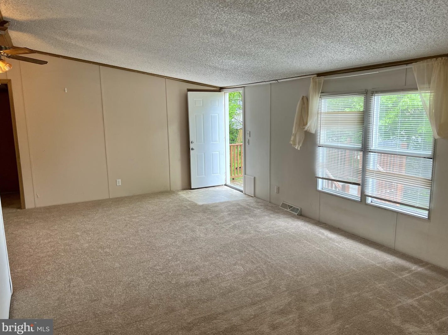 8 Red Oak Dr, Nottingham, PA 19362