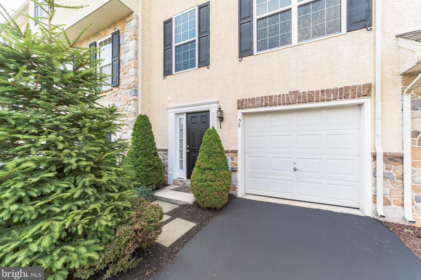 58 Lukens Mill Dr, Romansville, PA 19320-3965