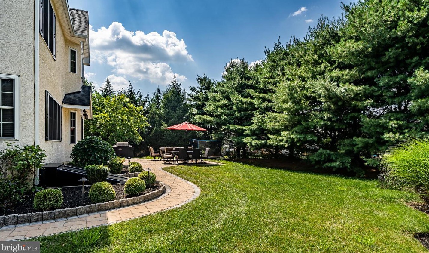 4 Avondale Cir, Exton PA 19341-2374 exterior