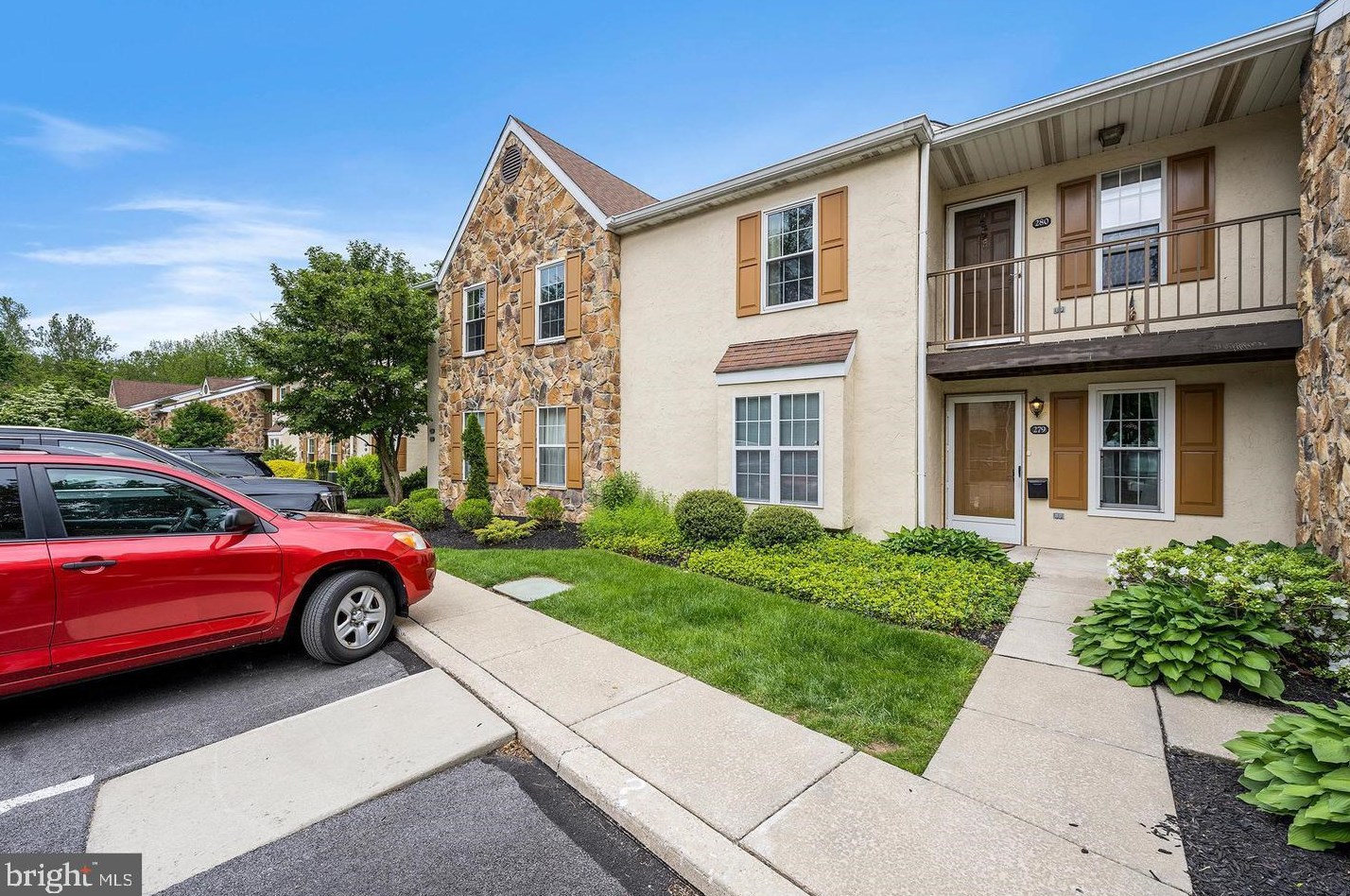 279 Valley Stream Ln, Wayne, PA