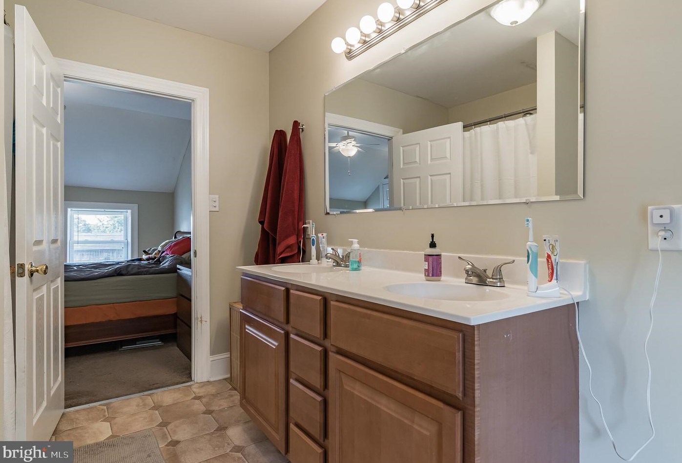 429 Broad St, Oxford PA 19363-1642 exterior