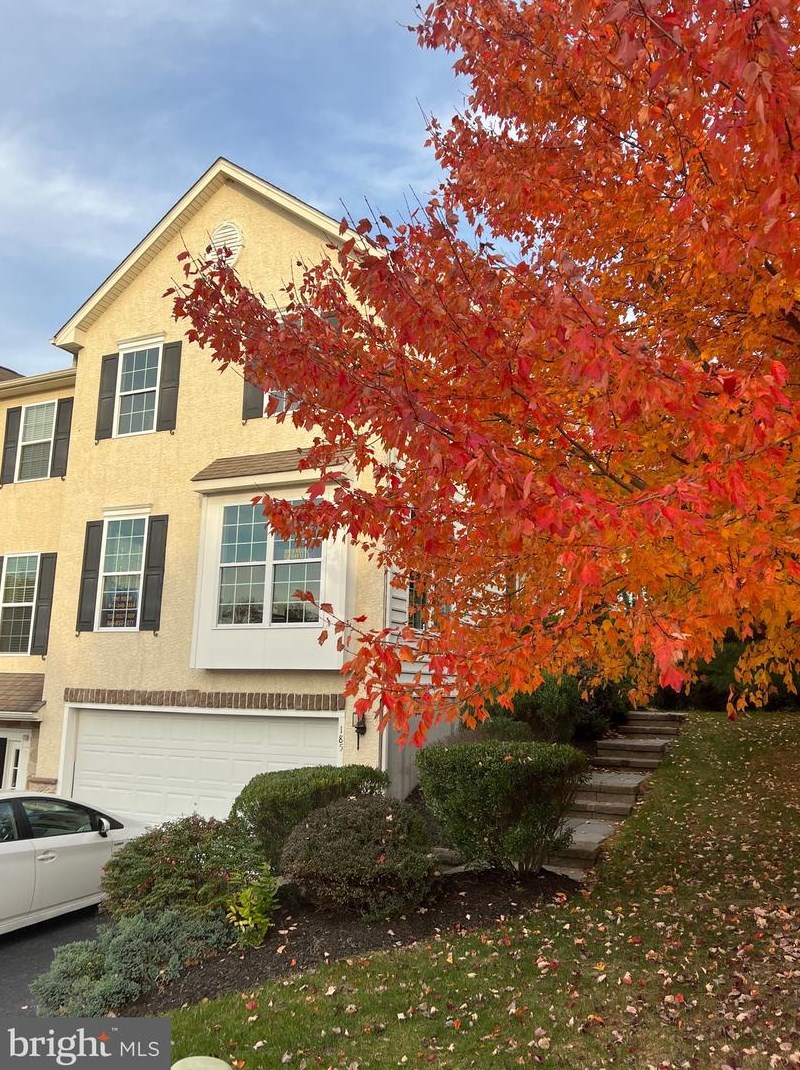 185 Lukens Mill Dr, Romansville, PA 19320-3968