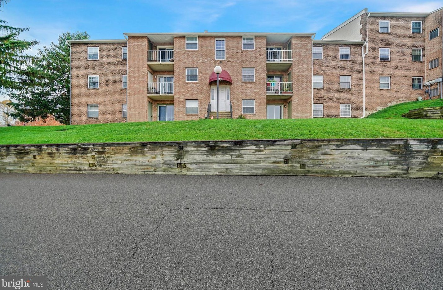 1807 Valley Dr, West Chester PA  19382-6491 exterior