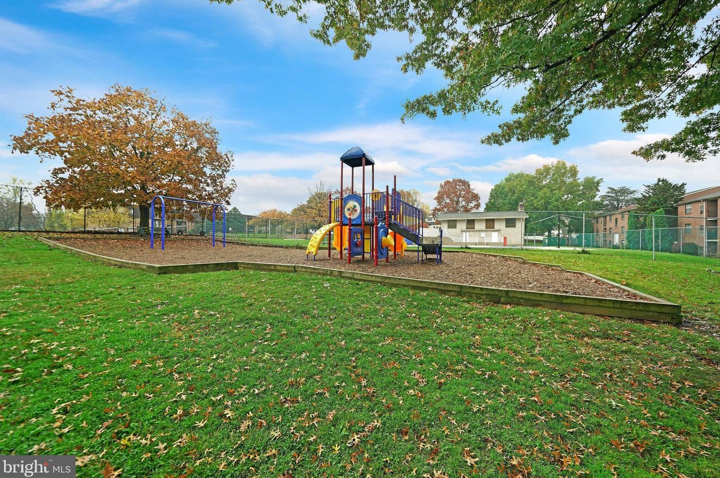 1807 Valley Dr, West Chester PA  19382-6491 exterior