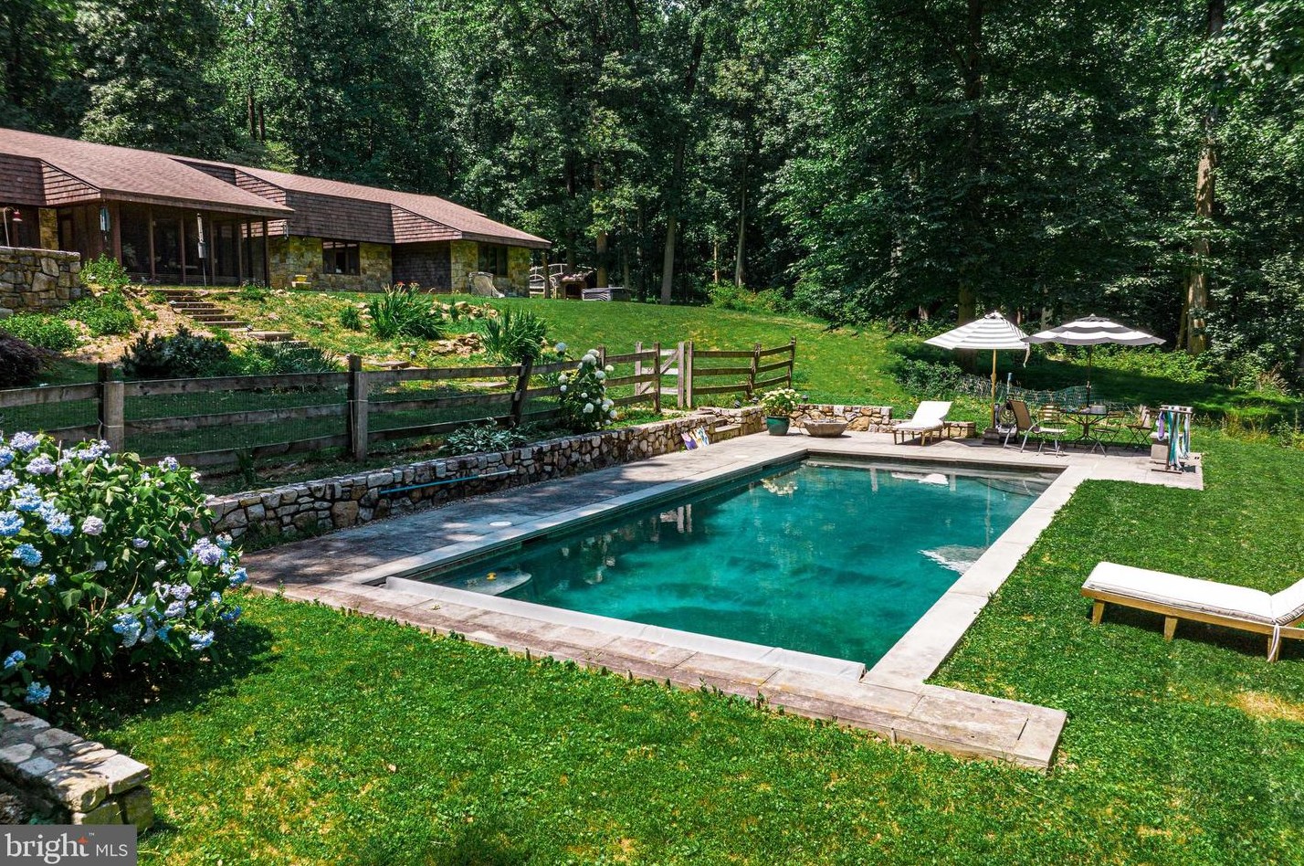 1729 Hilltop Rd, Spring City, PA 19475-9512