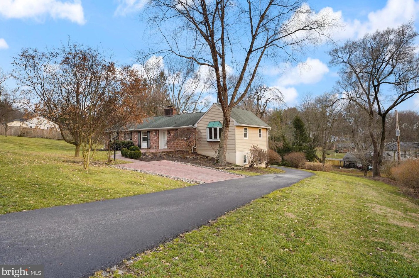 914 Springwood Dr, West Chester PA  19382-2122 exterior