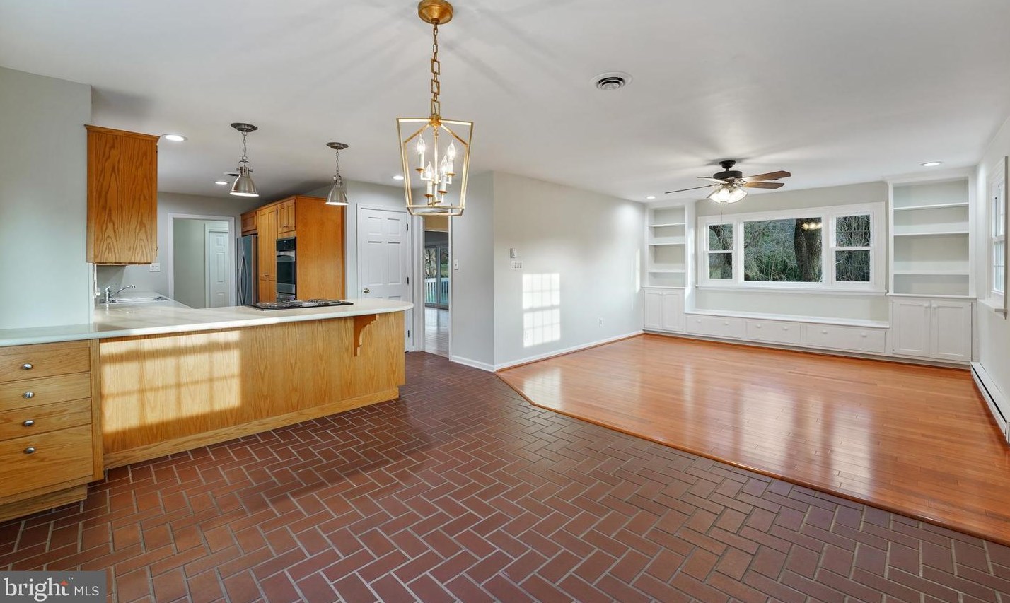 914 Springwood Dr, West Chester PA  19382-2122 exterior