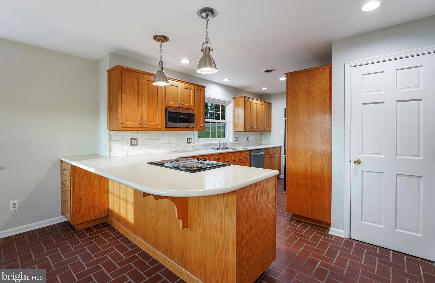 914 Springwood Dr, West Chester PA  19382-2122 exterior