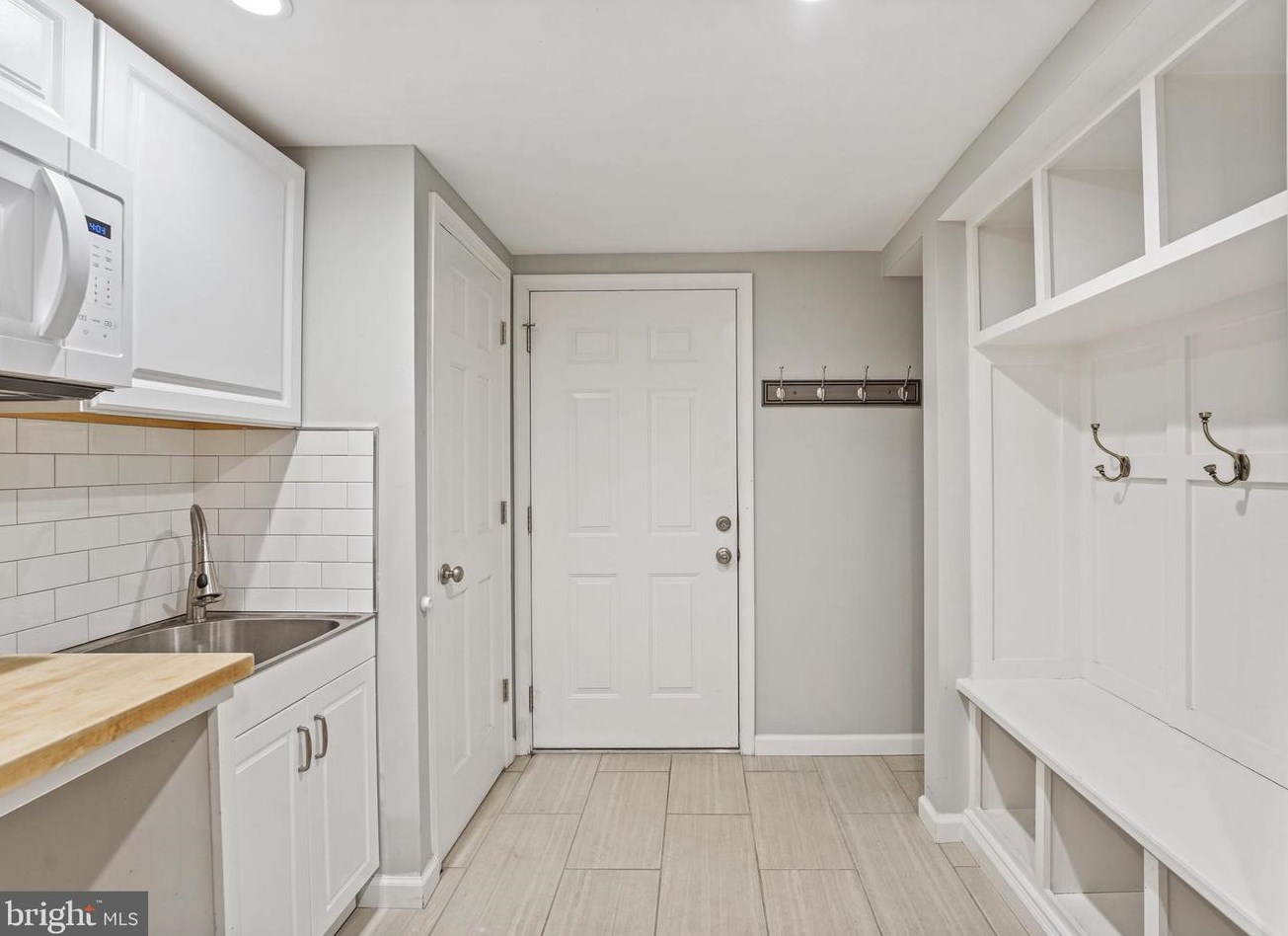 914 Springwood Dr, West Chester PA  19382-2122 exterior