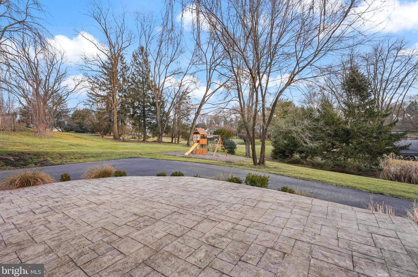 914 Springwood Dr, West Chester PA  19382-2122 exterior