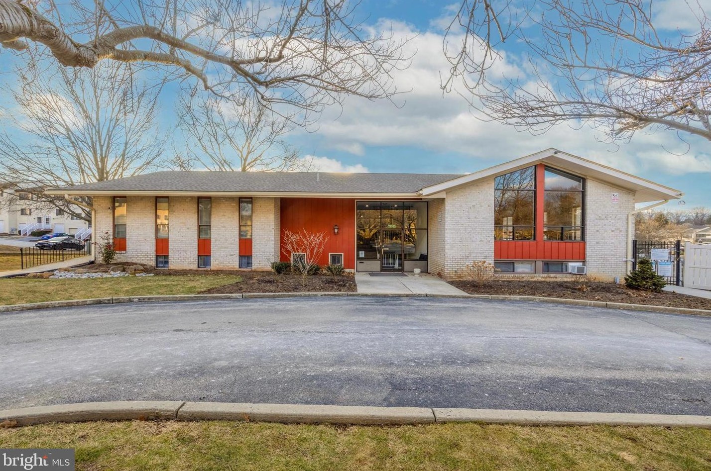 1806 Valley Dr, West Chester PA  19382-6364 exterior