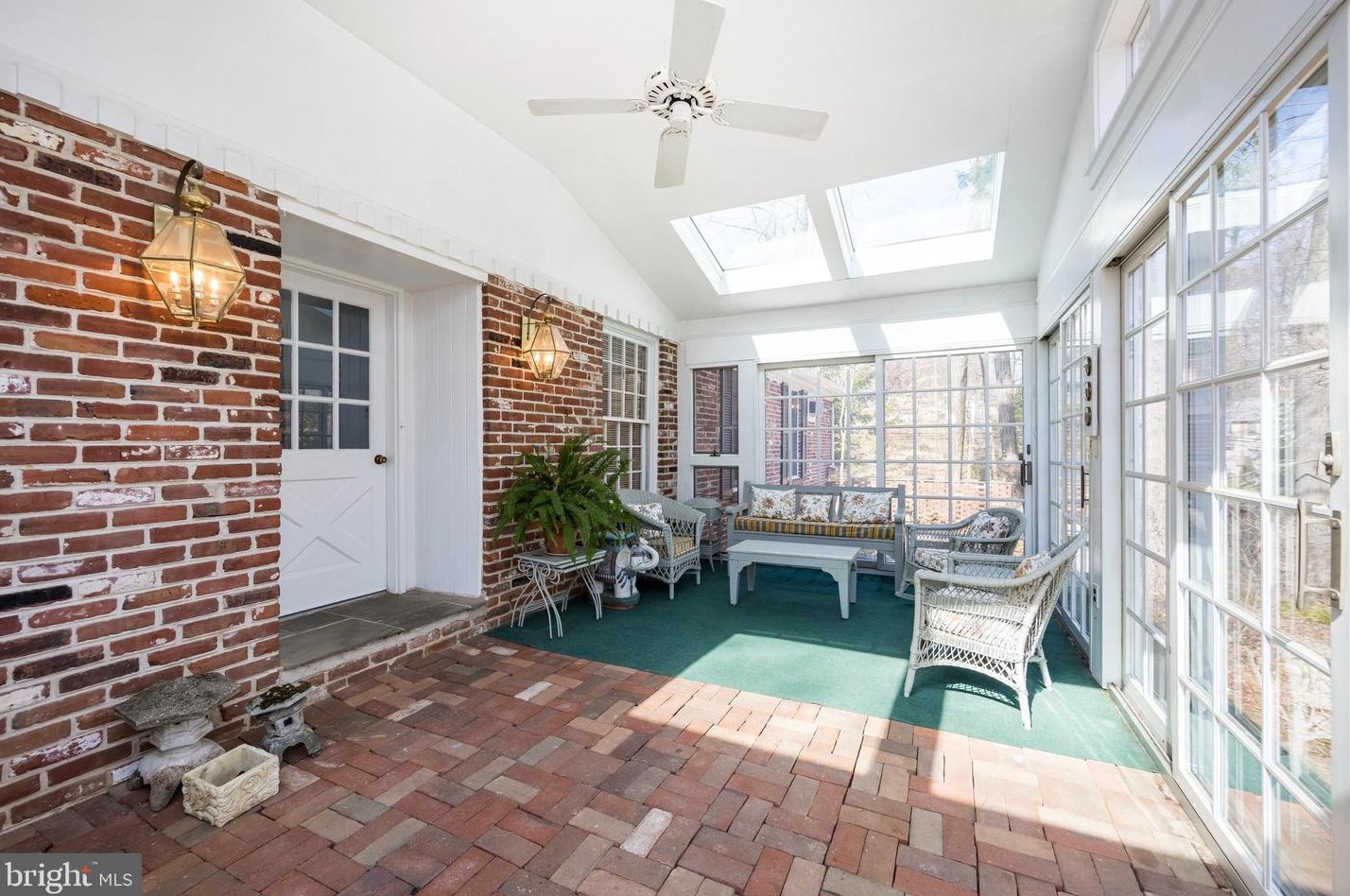 1 Woodland Cir, Downingtown, PA 19335