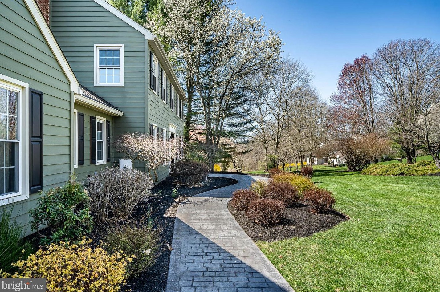 1696 Waterglen Dr, West Chester, PA 19382-6900