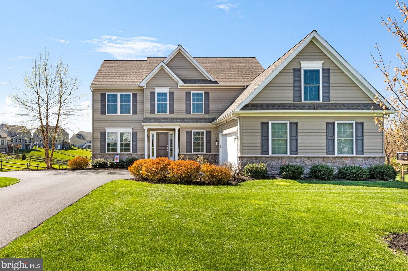 109 Mill House Dr, New London Township, PA 19352-1332