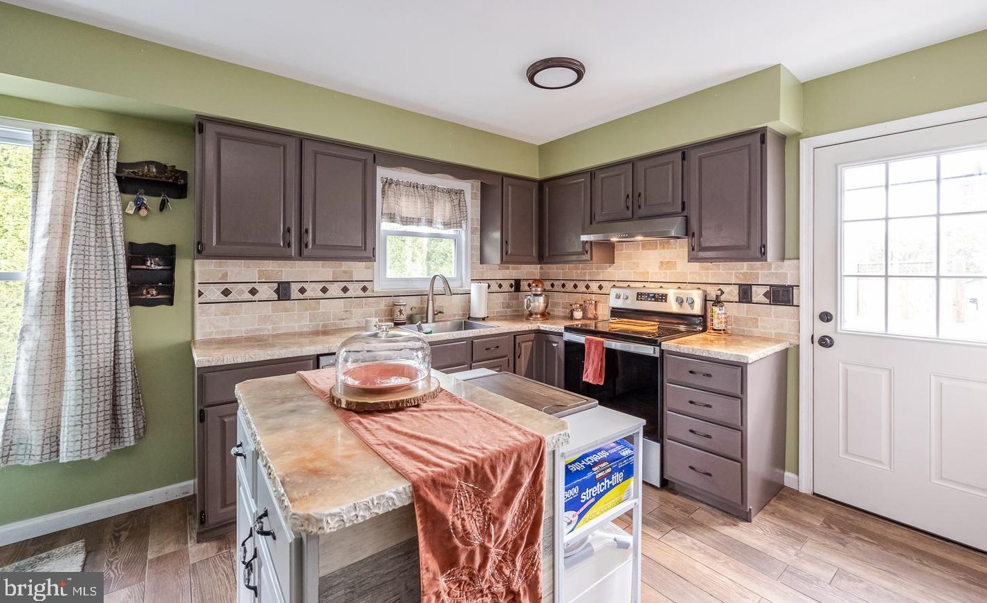 11 Lamberts Ln, Romansville, PA 19320-1973