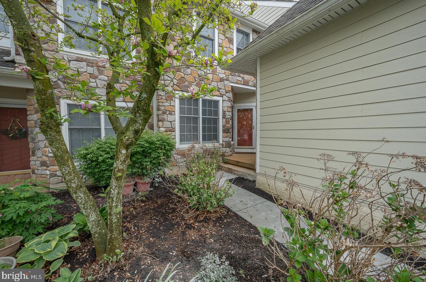 77 Highpoint Dr, Berwyn, PA 19312