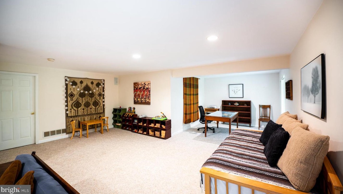 890 Amber Ln, West Chester PA  19382-2241 exterior