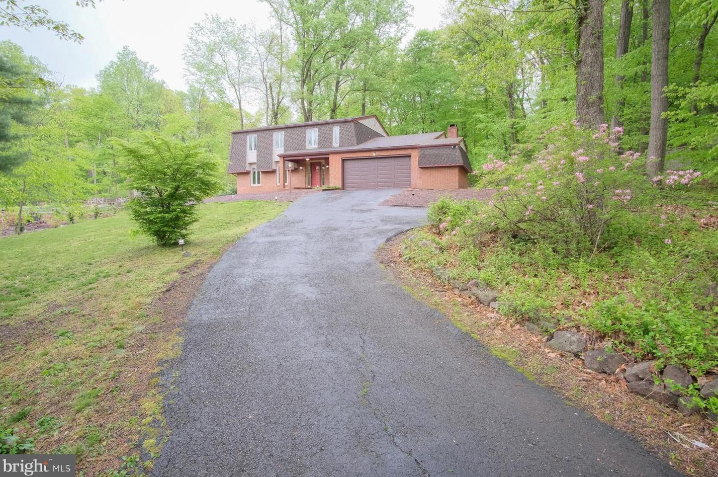 1300 Thomas Oakes Dr, Pottstown, PA 19465