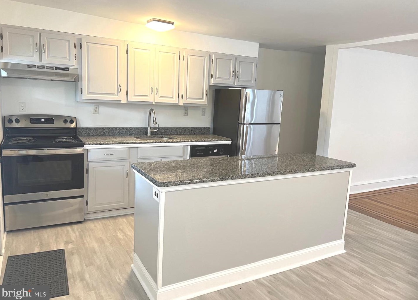 755 W Lancaster Ave #2 Floor, Wayne, PA 19087