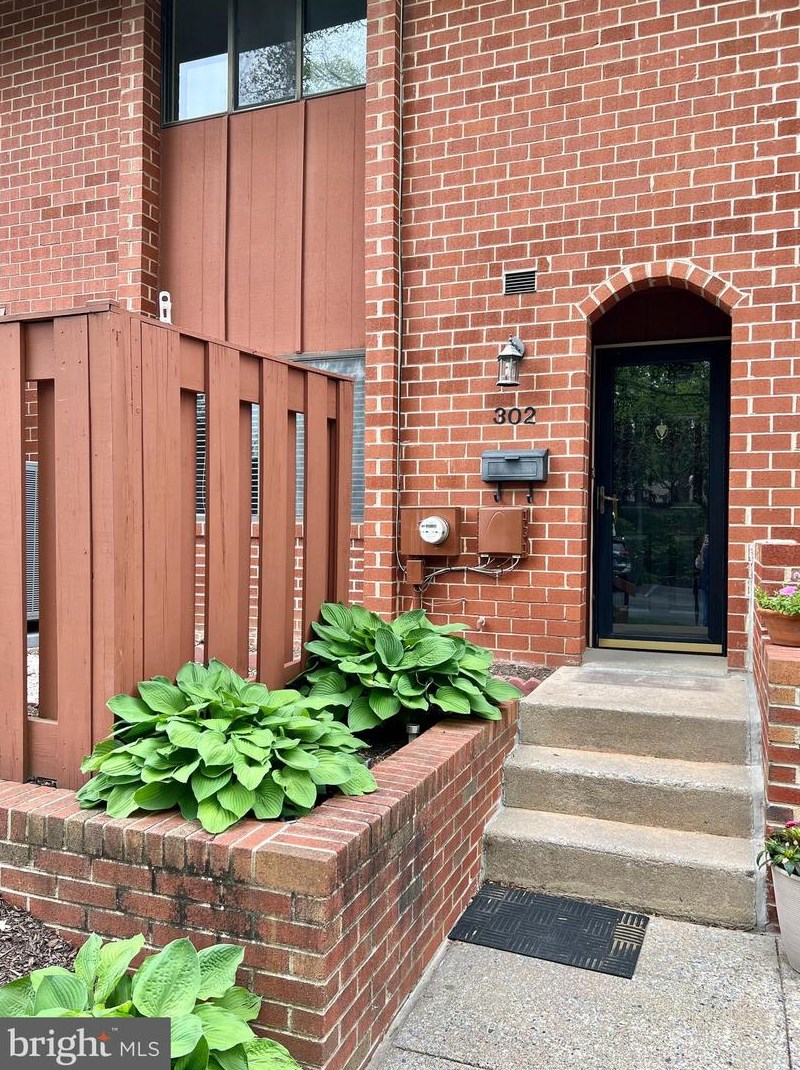 302 Worthington Dr, Exton PA  19341-1643 exterior