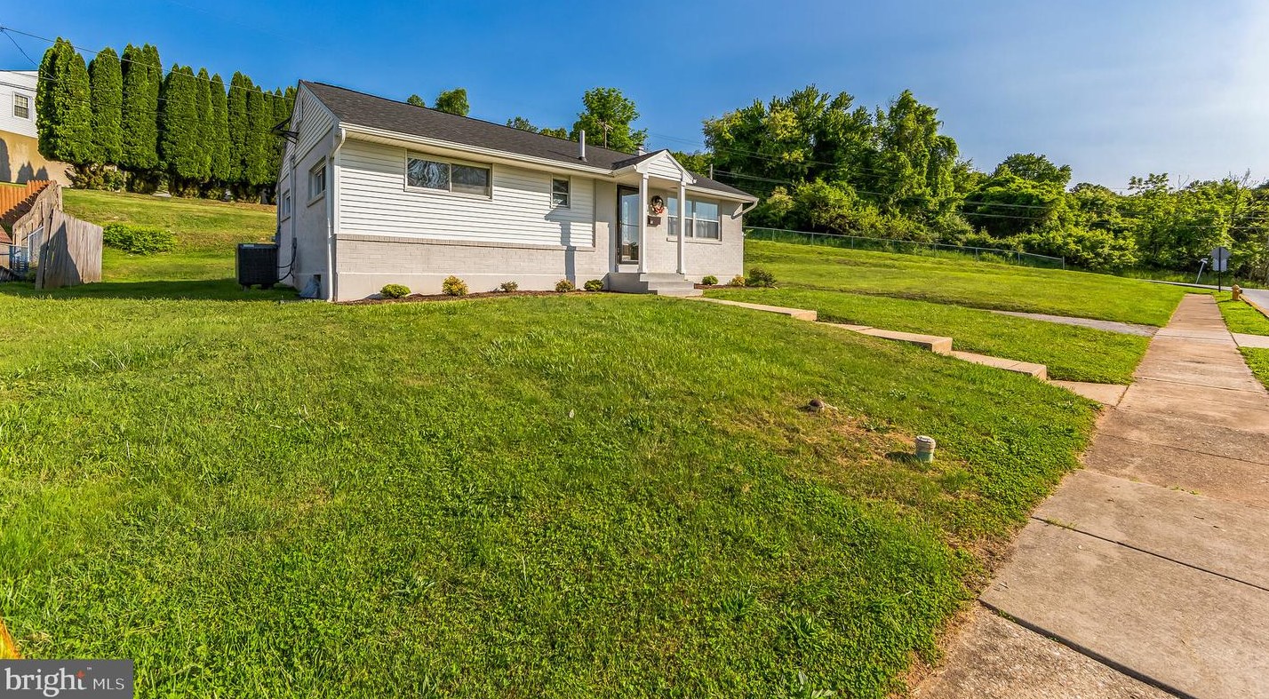 44 Penn Ave, Coatesville PA  19320-3923 exterior