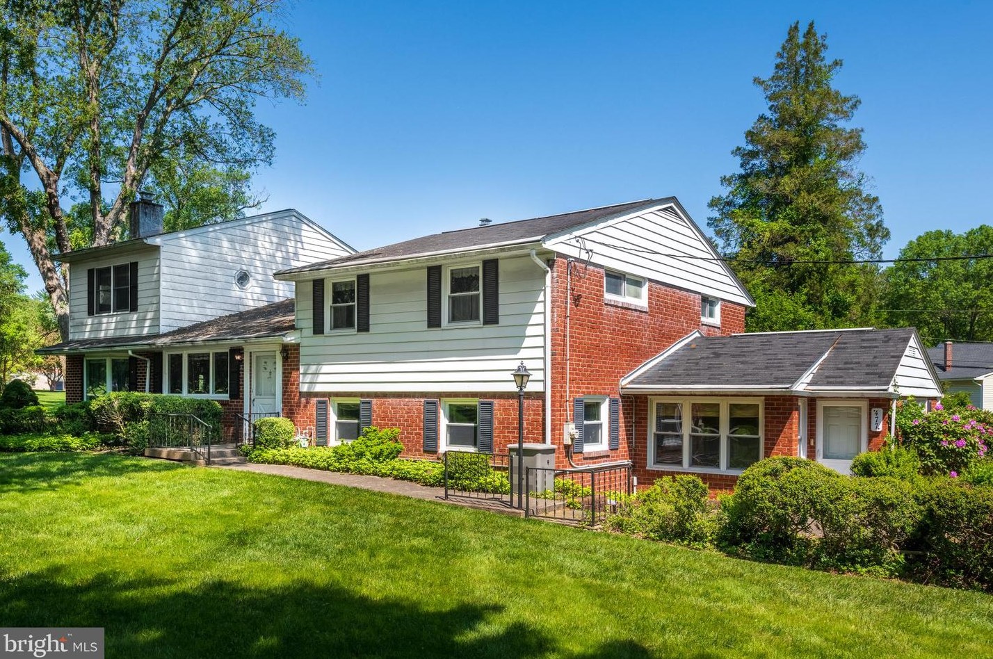 477 Black Swan Ln, Berwyn, PA 19312