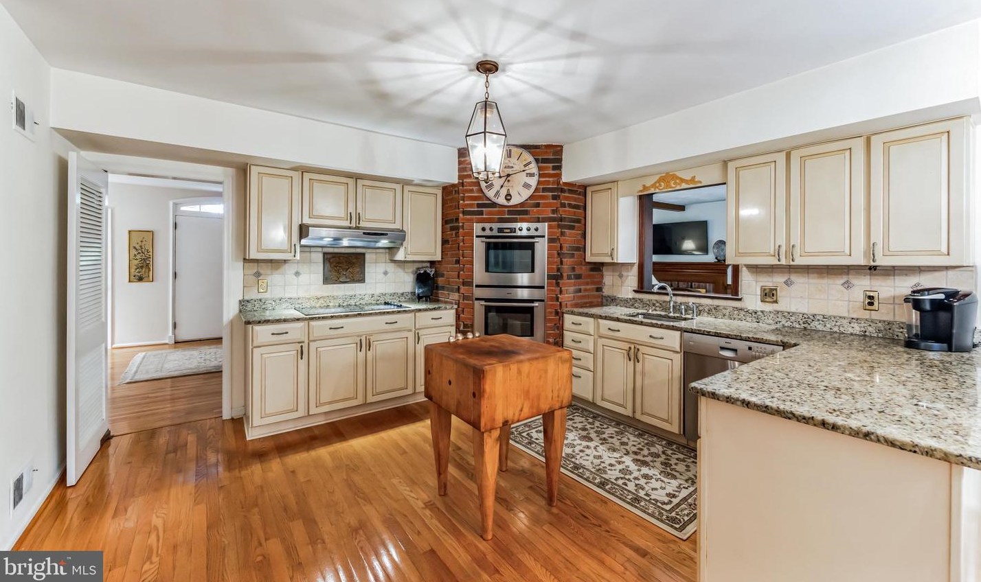 343 N Woodmont Dr, Downingtown, PA 19335